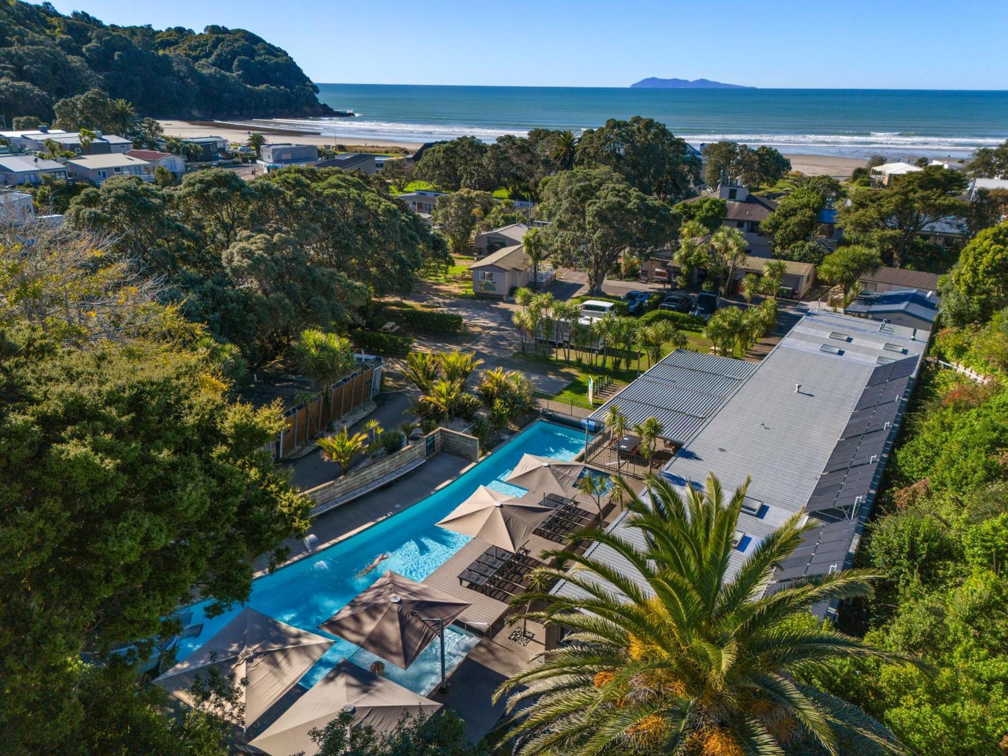 Tasman Holiday Parks - Waihi Beach Exterior foto Aerial view of the hotel