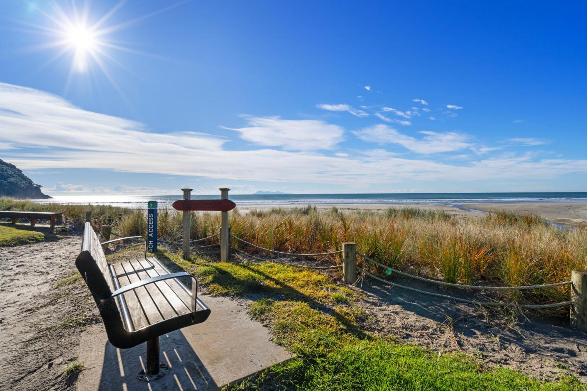 Tasman Holiday Parks - Waihi Beach Exterior foto The beach at the end of the boardwalk