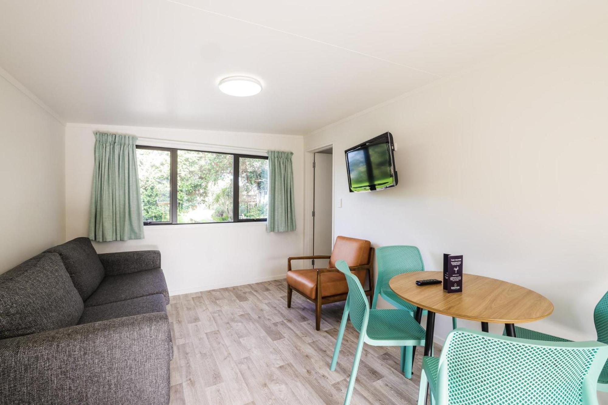 Tasman Holiday Parks - Waihi Beach Exterior foto Living area of a one bedroom apartment