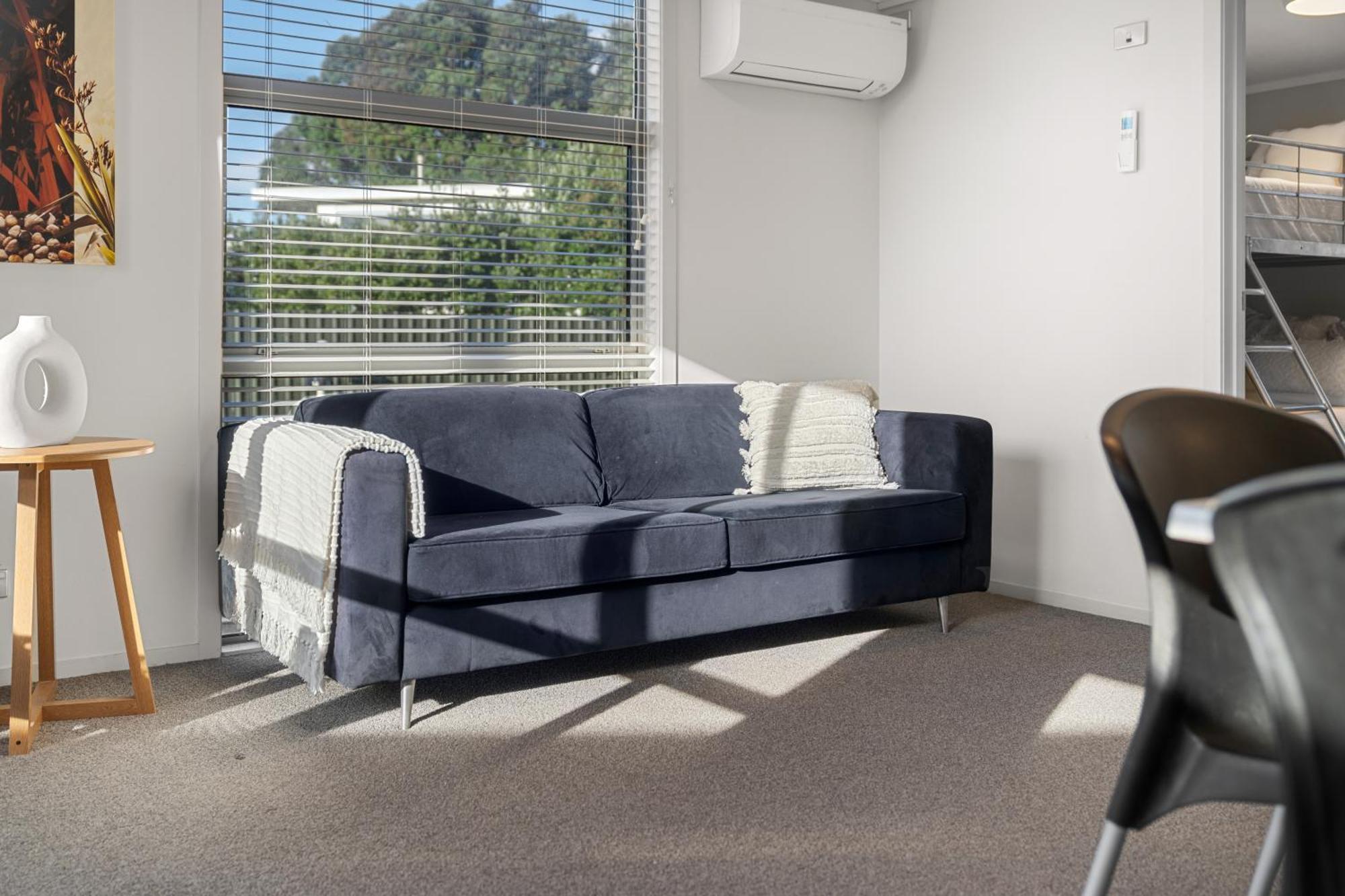 Tasman Holiday Parks - Waihi Beach Exterior foto A sofa