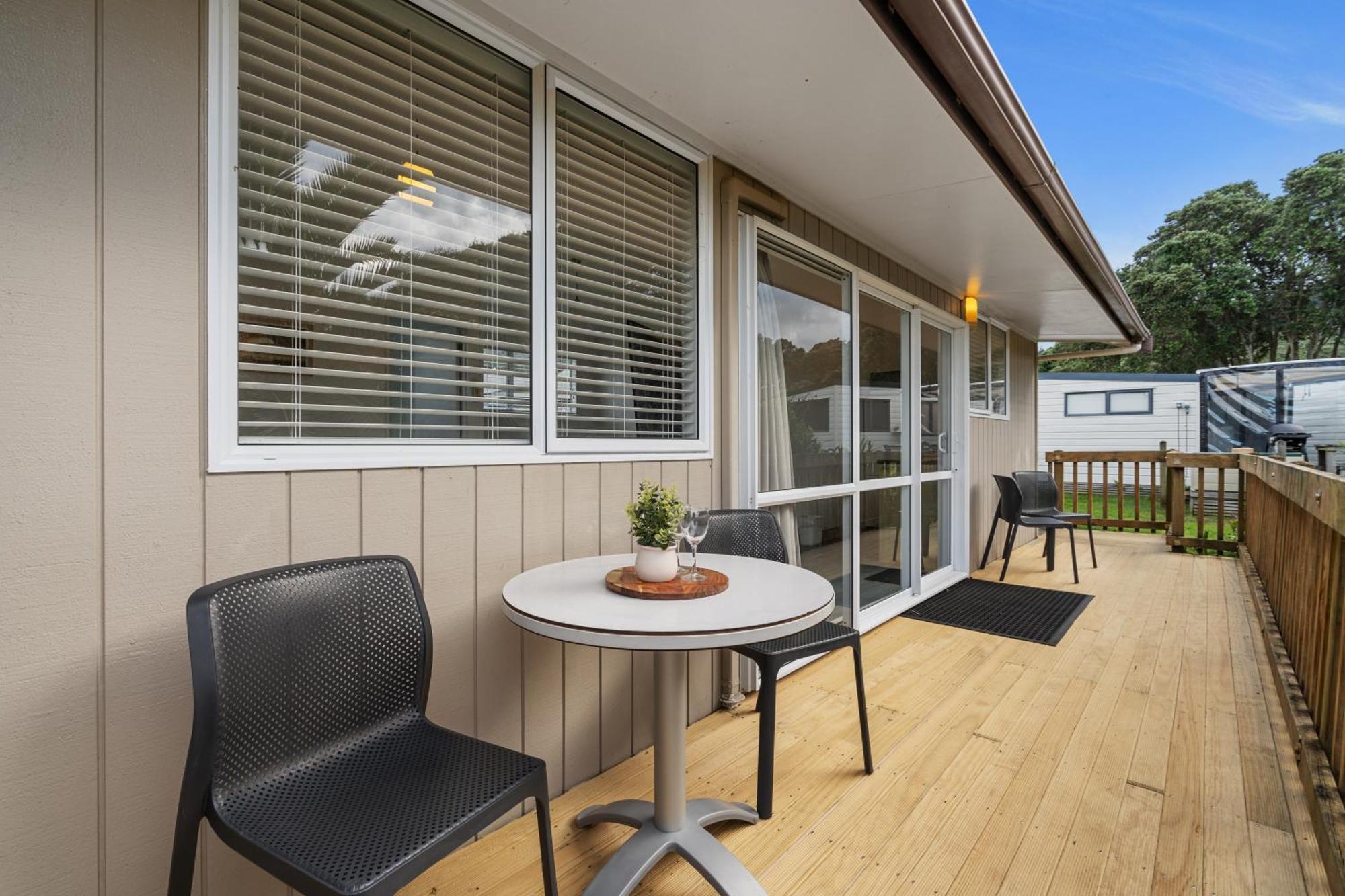 Tasman Holiday Parks - Waihi Beach Exterior foto A typical motel room
