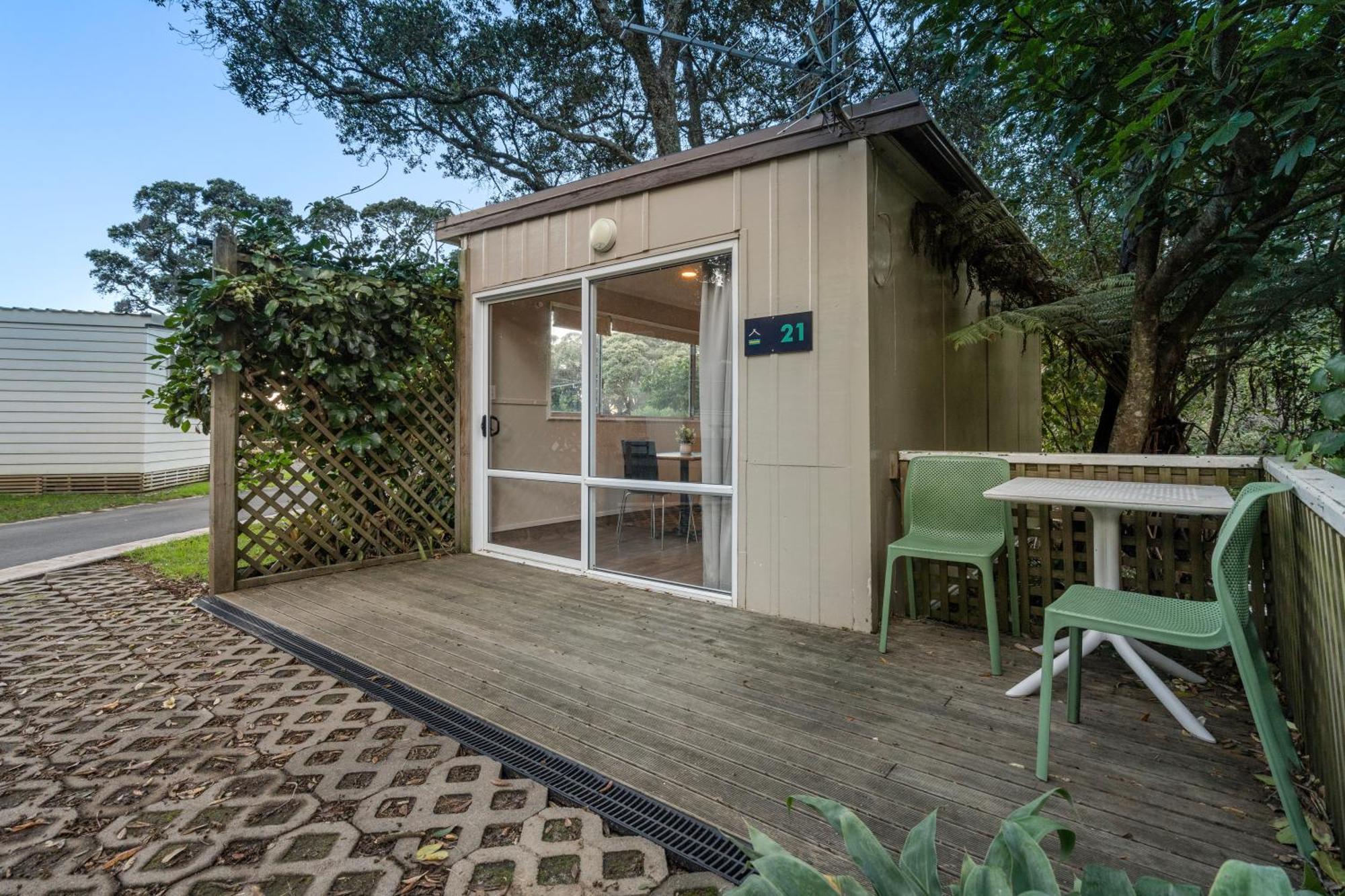 Tasman Holiday Parks - Waihi Beach Exterior foto A typical studio cabin at the park