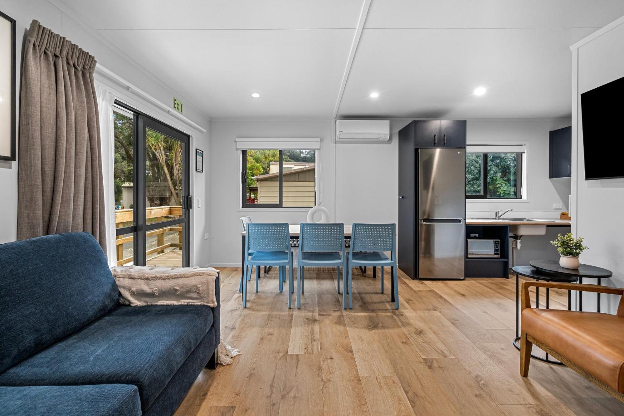 Tasman Holiday Parks - Waihi Beach Exterior foto A modern bach interior